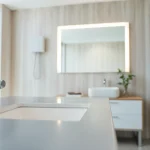 sonni Spiegelschrank reflektiert modernes Design und stilvolle Beleuchtung im Badezimmer