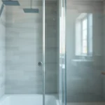 Admire la paroi de douche sirhona élégante en verre transparent dans une salle de bains moderne.