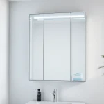 Spiegelschrank mit LED Beleuchtung in modernem Badezimmer-Design mit praktischen Funktionen.