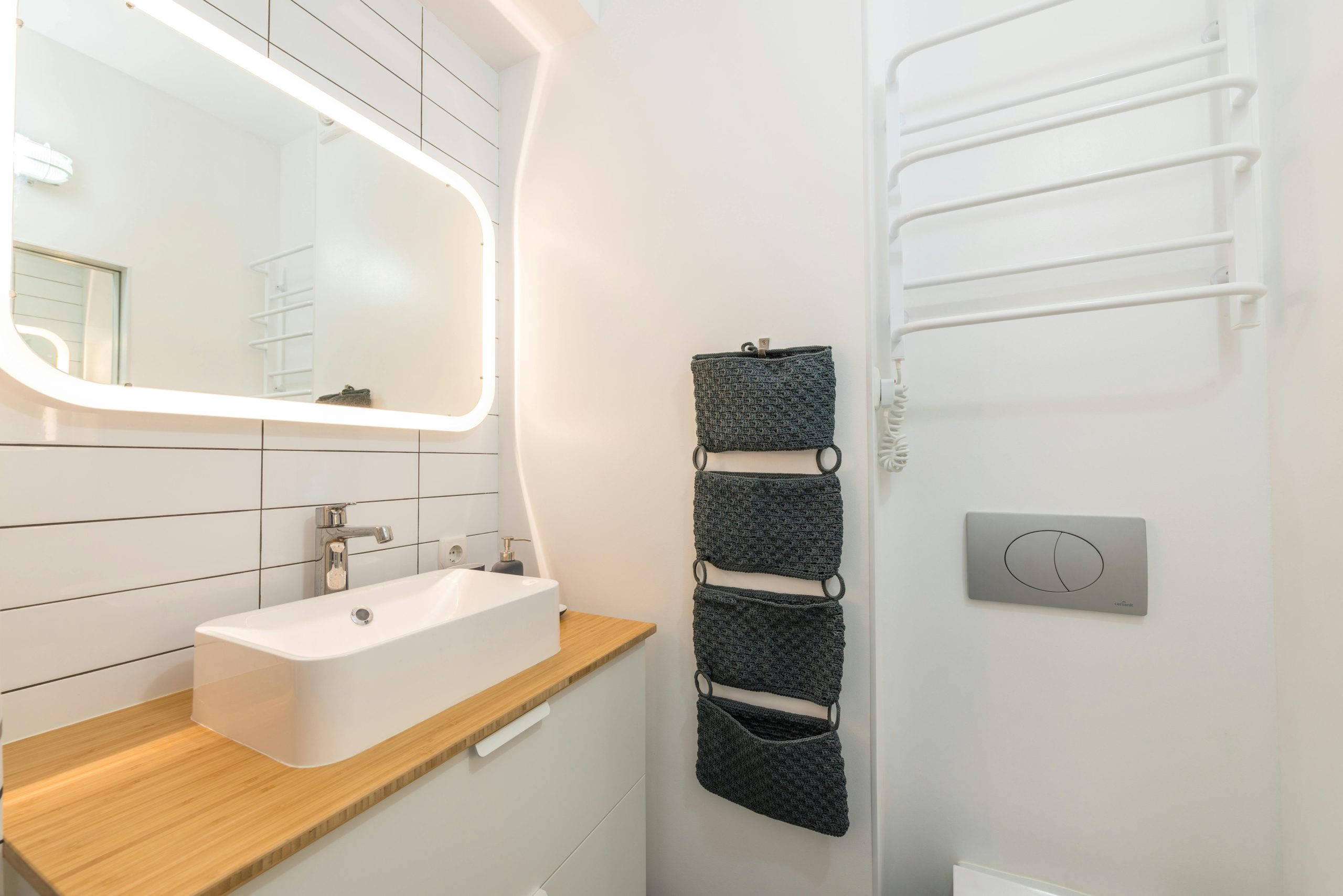 Entdecken Sie den sonni LED Spiegelschrank für Ihr Bad